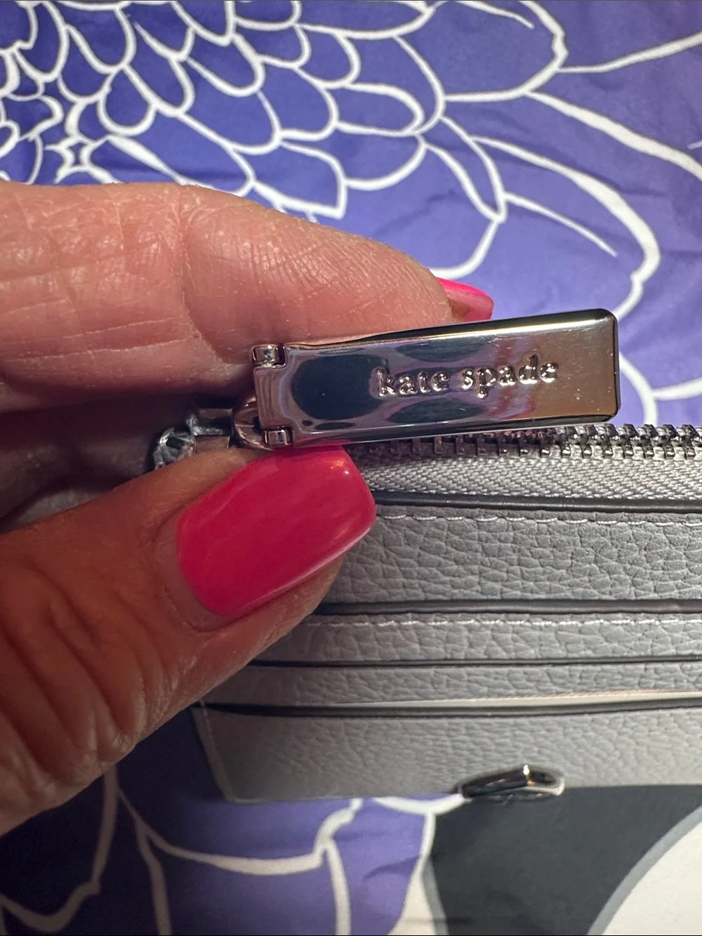 NWT kate ♠️ spade Pebbled Leather Card Holder in Light Gray with Spade Logo